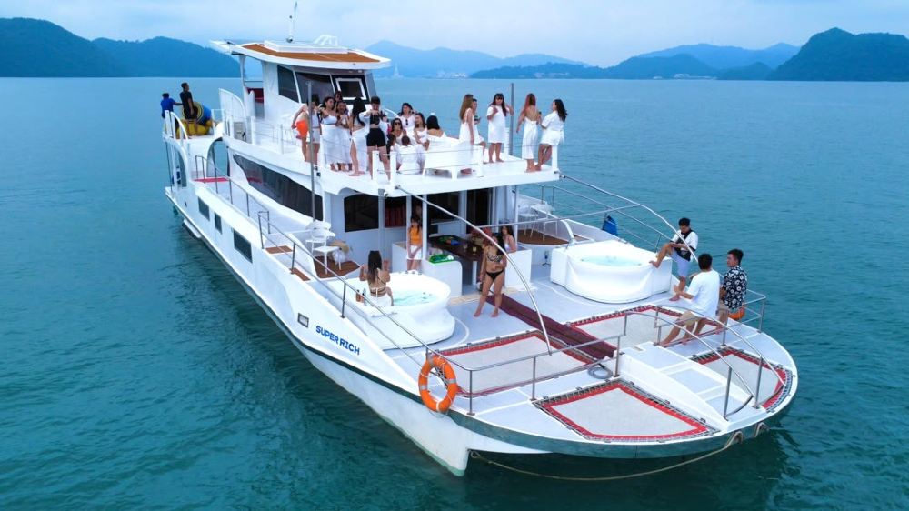 Langkawi Premium Sunset Sharing Cruise RM250 – Manta Oro or Super Rich (4 Hours)